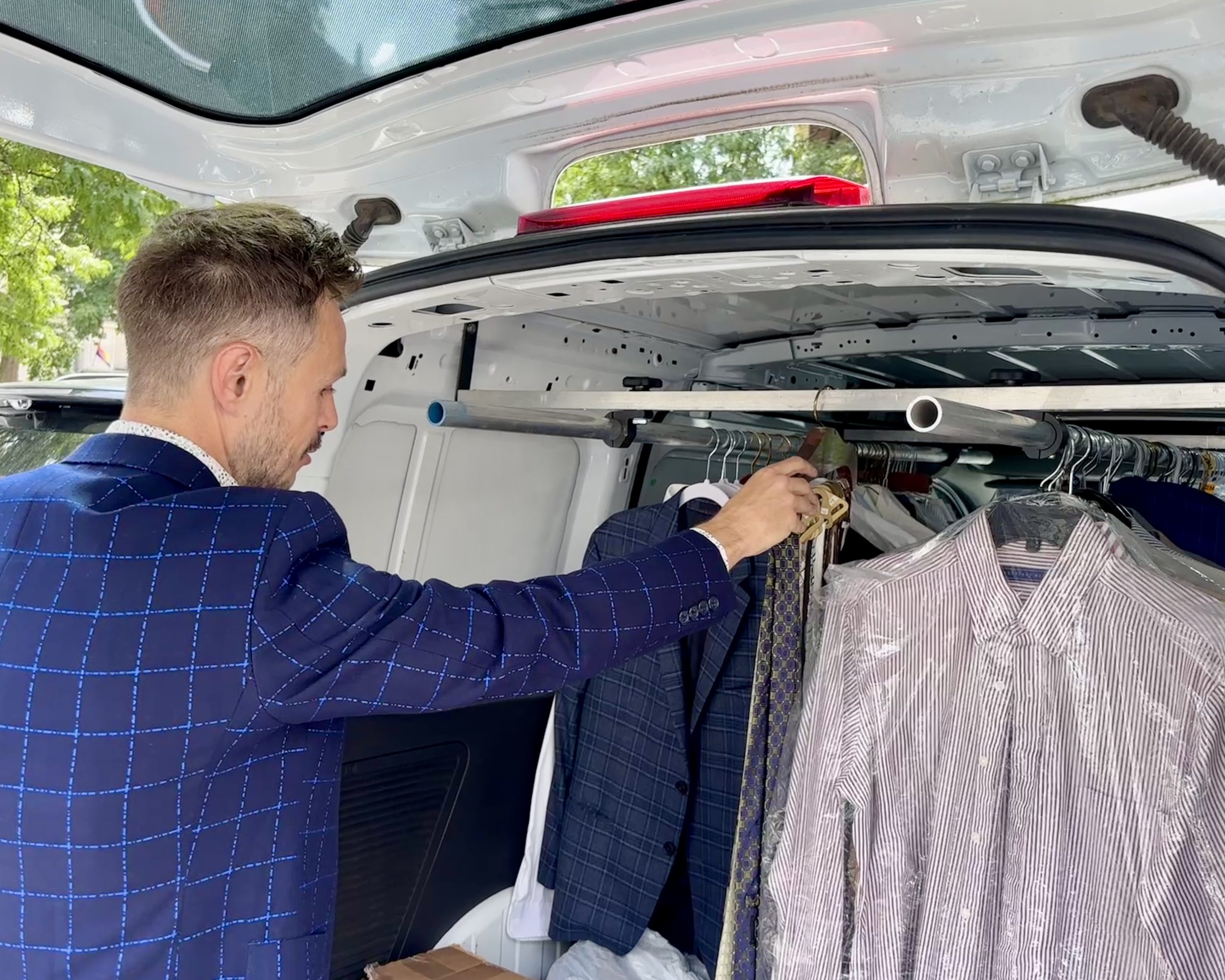 Mirror Indy: Shop for free suits for your job interview